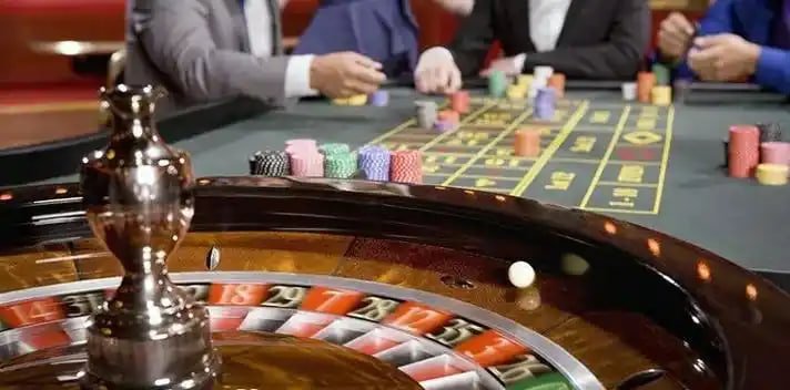 Live Bandar Poker table on mentol4 mobile app showing dealer, community cards, and player seat layout