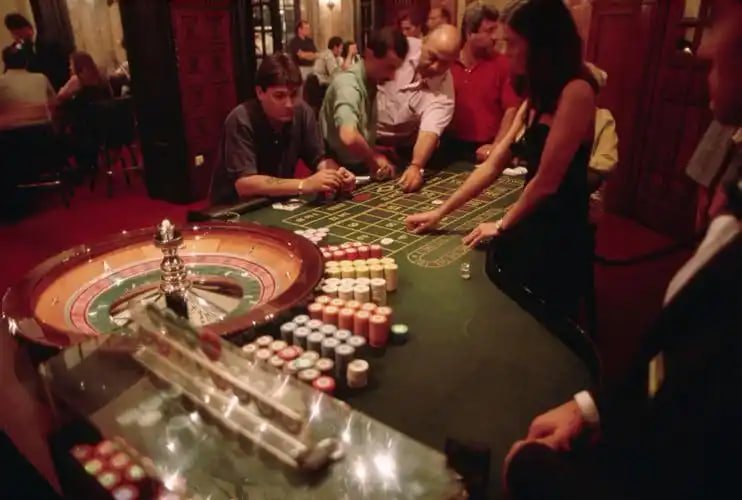 mentol4 League of Legends esports feed integrated with live casino app interface